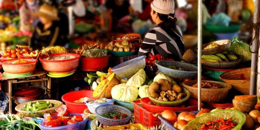 Discover central market in Hoi An in Vietnam